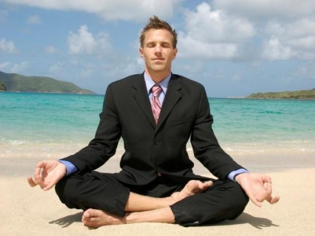 974457-croppedmandoingyogainbusinesssuitonbeachcroppedman-1445069308-733-640x480 974457 croppedmandoingyogainbusinesssuitonbeachcroppedman 1445069308 733